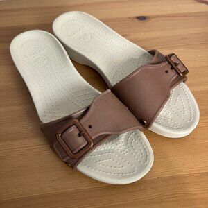 Crocs Sarah Buckle Slides Sandals Women's Size 9 White Brown Comfort Shoes